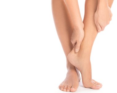 Kadın yaralı ayak beyaz zemin üzerine dokunuyor