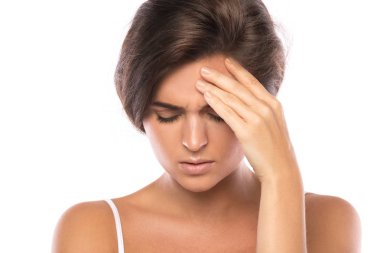 güzel bir kadınla baş ağrısı beyaz arka plan üzerinde