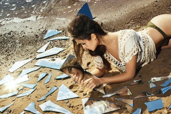 Schöne Junge Frau Strand Mit Spiegelsplittern — Stockfoto