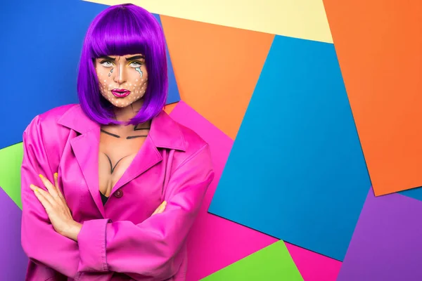 Jonge Vrouw Met Pop Art Make Tegen Kleurrijke Achtergrond — Stockfoto