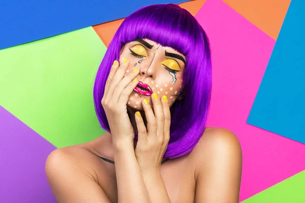Jonge Vrouw Met Pop Art Make Tegen Kleurrijke Achtergrond — Stockfoto