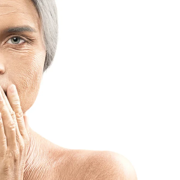 Beyaz arka plan üzerinde yaşlı kadın yüzü