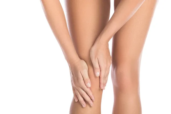 Frau Mit Schmerzen Knie Auf Weißem Hintergrund — Stockfoto