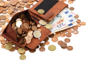 Beyaz arka plan üzerinde para ile deri cüzdan