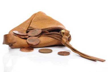 Küçük deri cüzdan euro cent ile izole üzerinde beyaz arka plan paralar