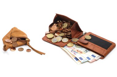 Beyaz arka plan üzerinde para ile iki cüzdan karşılaştırılması