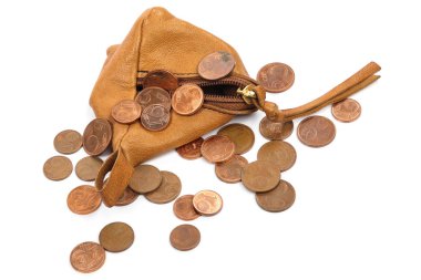 Küçük deri cüzdan euro cent ile izole üzerinde beyaz arka plan paralar