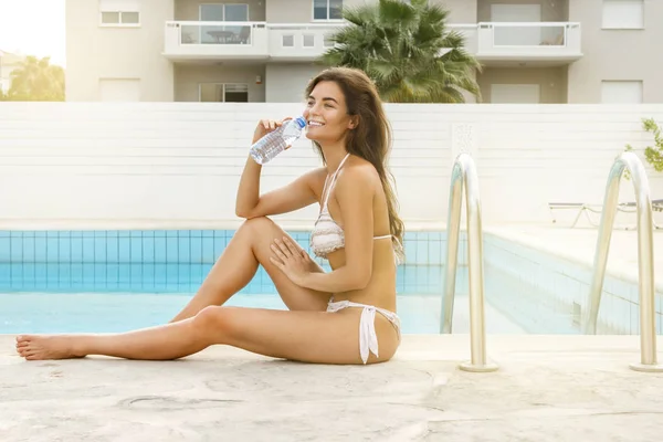 Beautiful Young Woman Bottle Water Swimming Pool — Stock Photo, Image