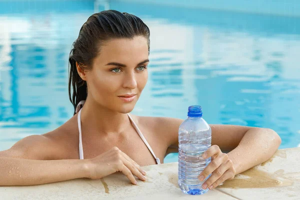 Beautiful Young Woman Swimming Pool Bottle Water — Stock Photo, Image