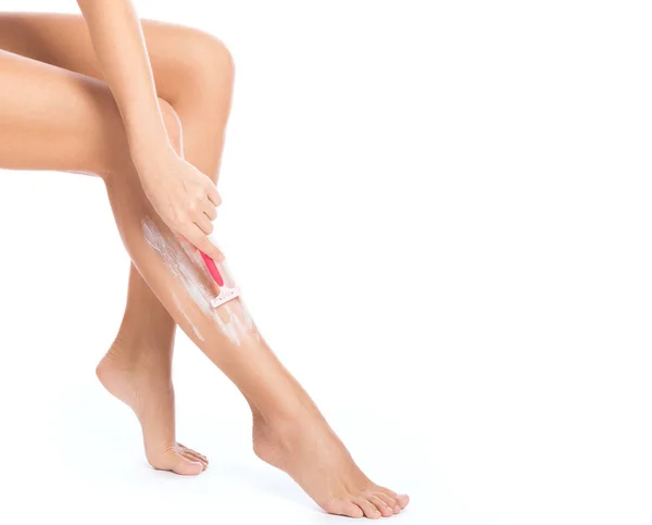 Weibliche Beine Und Rasiermesser Auf Weißem Hintergrund — Stockfoto