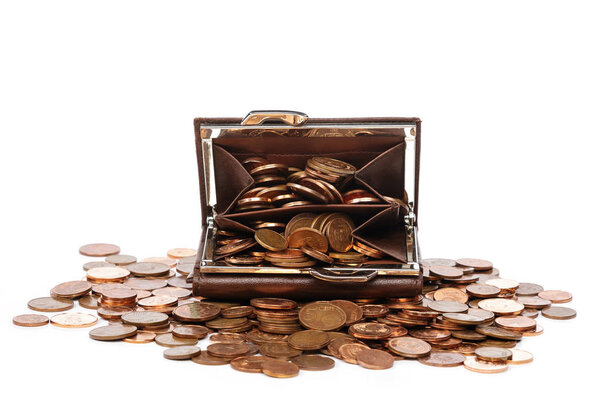 Кожаный бумажник с монетами евро на белом фоне
