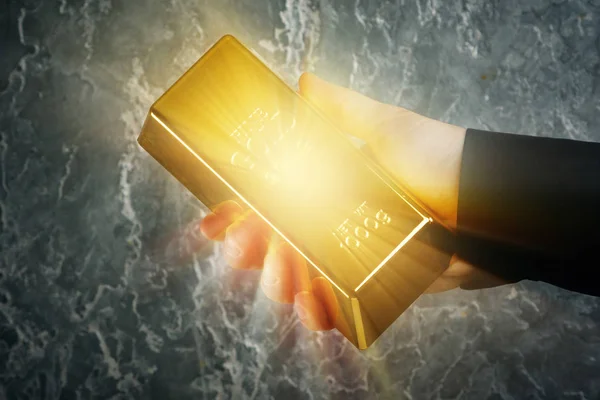 Male Hand Shining Gold Bar — Stock Photo, Image