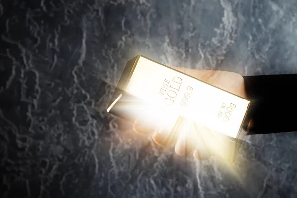 Male Hand Shining Gold Bar — Stock Photo, Image