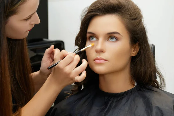 Makeup Artist Applying Cosmetics Model Face — Stock Photo, Image