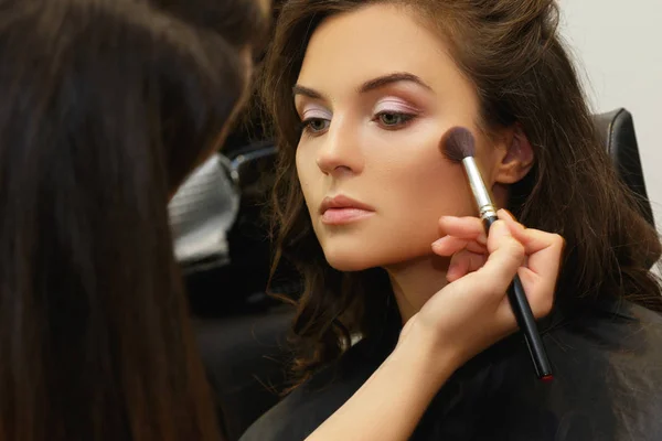 Maquillaje Artista Aplicación Cosméticos Cara Del Modelo — Foto de Stock