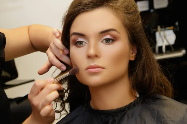 Makeup Artist Applying Cosmetics Model Face — Stock Photo, Image