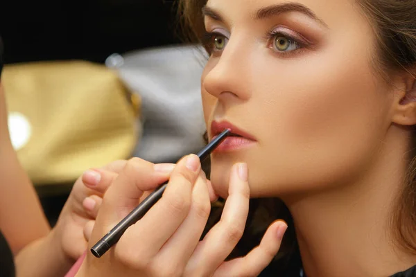 Kozmetik Uygulama Modeli Yüzünde Makyaj Sanatçısı — Stok fotoğraf
