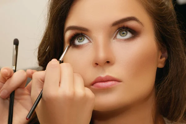 Makeup Artist Applying Cosmetics Model Face — Stock Photo, Image