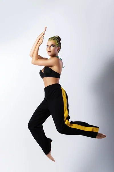 Stylowej Kobiety Żółtych Włosów Taniec Jump — Zdjęcie stockowe
