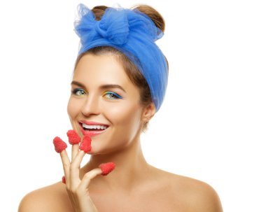 Ahududu beyaz arka plan üzerinde mutlu kadınla