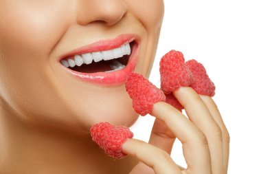 Kadın dudaklar ve ahududu görünümünü kapat