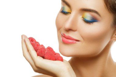 Kadın dudaklar ve ahududu görünümünü kapat