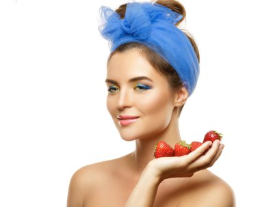 Güzel bir kadınla renkli makyaj ve beyaz arka plan üzerinde çilek