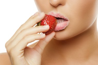 Şeker ve çilek kadın dudaklarında görünümünü kapat