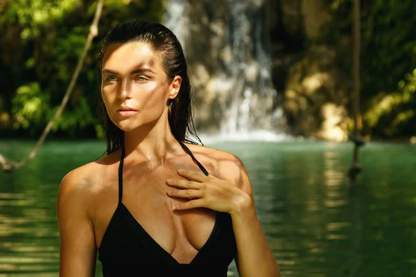 Tropikal Orman Şelale Karşı Siyah Mayo Giymiş Seksi Genç Kadın — Stok fotoğraf
