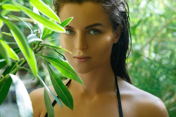 Portret Van Mooie Vrouw Verstopt Jungle — Stockfoto