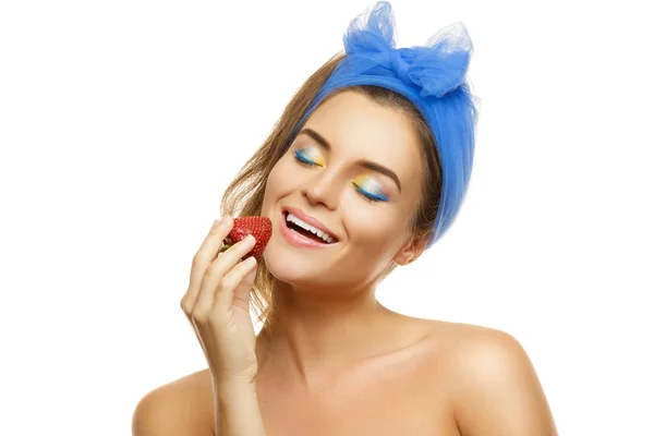 Hermosa Mujer Con Maquillaje Colorido Fresa Sobre Fondo Blanco — Foto de Stock