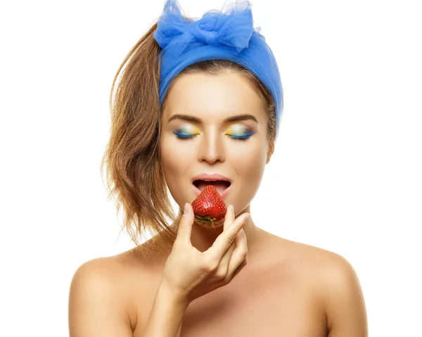 Vacker Kvinna Med Färgglad Makeup Och Jordgubb Vit Bakgrund — Stockfoto
