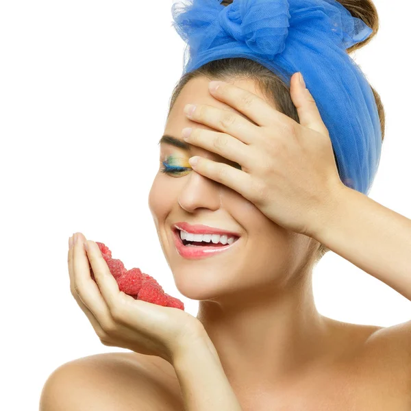 Mujer Feliz Con Frambuesas Sobre Fondo Blanco — Foto de Stock