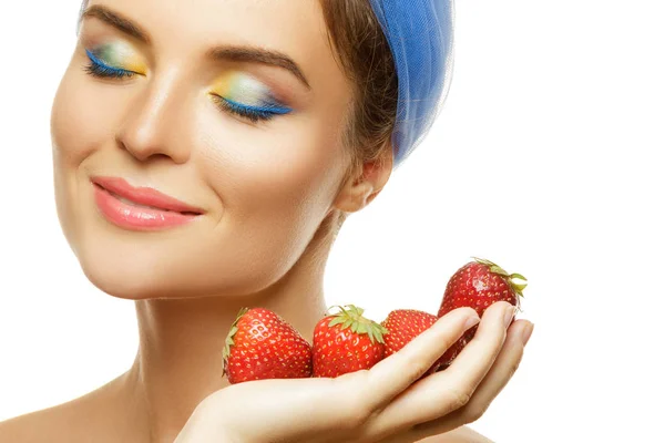 Hermosa Mujer Con Maquillaje Colorido Fresas Sobre Fondo Blanco — Foto de Stock