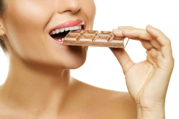 Imagen Recortada Mujer Joven Comiendo Barra Chocolate Sobre Fondo Blanco — Foto de Stock