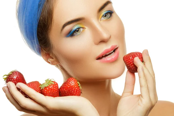 Hermosa Mujer Con Maquillaje Colorido Fresas Sobre Fondo Blanco — Foto de Stock