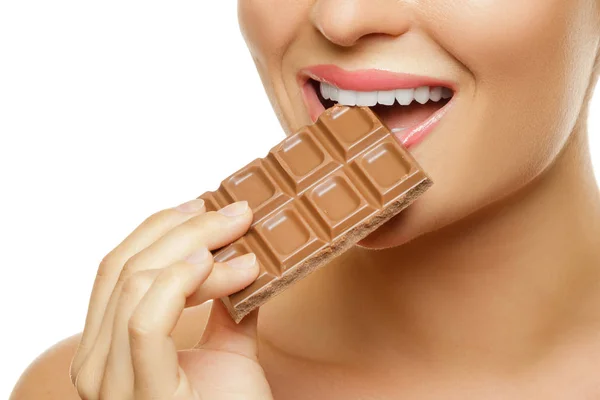 Imagen Recortada Mujer Joven Comiendo Barra Chocolate Sobre Fondo Blanco — Foto de Stock