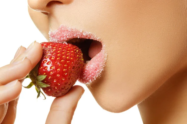 Şeker ve çilek kadın dudaklarında görünümünü kapat