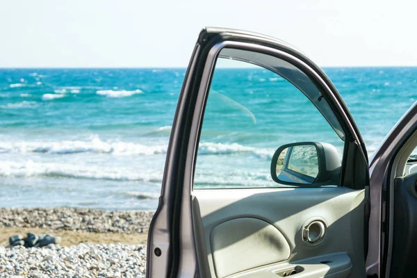 Puerta Abierta Del Coche Hermoso Paisaje Marino —  Fotos de Stock