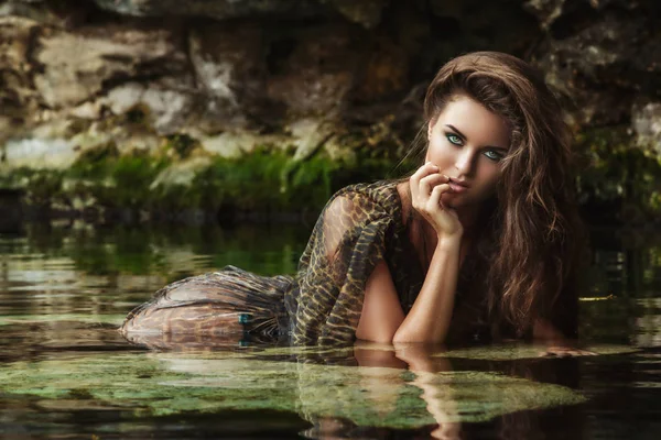 Retrato Una Hermosa Mujer Con Vestido Agua —  Fotos de Stock