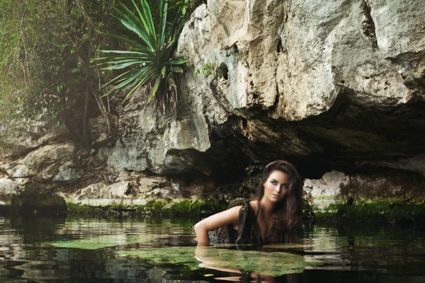 Porträt Einer Schönen Frau Die Kleid Wasser Trägt — Stockfoto