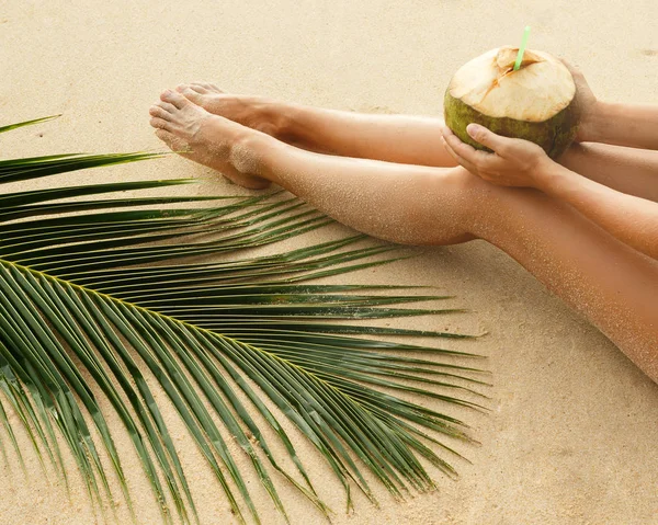 Vrouwelijke Benen Kokos Cocktail Aan Zandstrand — Stockfoto