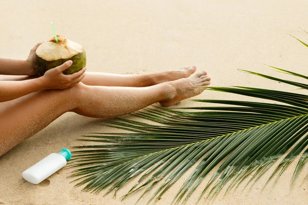 Entspannung Strand Konzept Frauenbeine Kokosnuss Und Sonnencreme — Stockfoto