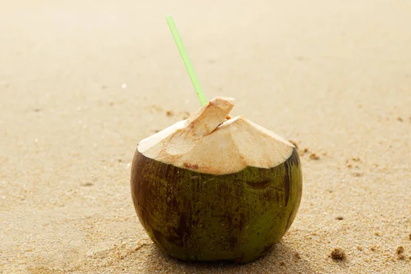 Kokos Drink Sandstranden Nära Håll — Stockfoto
