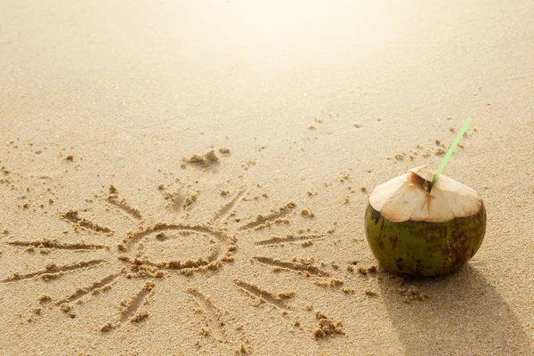 Kokos Drink Med Tubuli Och Ritade Solen Sanden — Stockfoto
