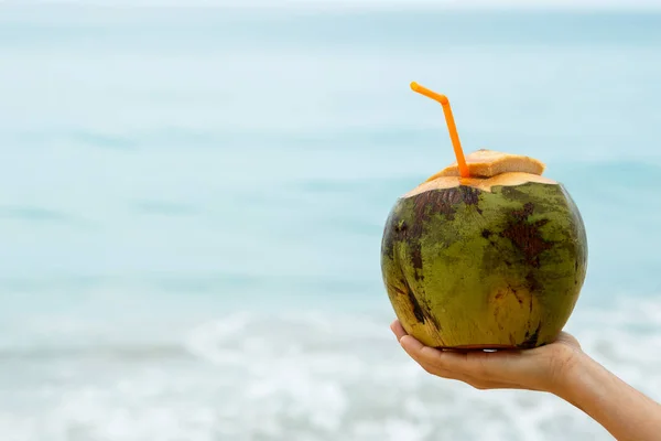 Kvinnlig Hand Med Kokosnöt Cocktail Stranden — Stockfoto