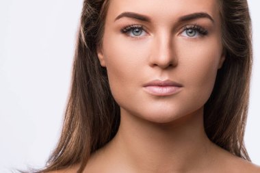 Stüdyoda güzel bir kadının portresi.