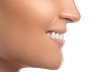 Beyaz arka plan üzerinde gülümseme ile kadın yüzü