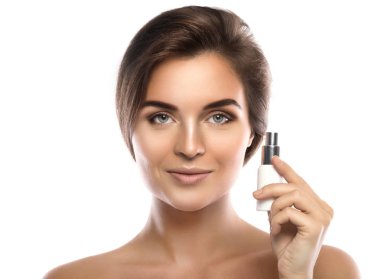 Krem beyaz arka plan üzerinde izole bir şişe güzel kadın