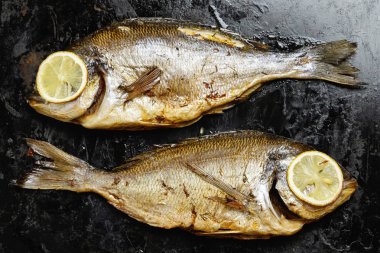 Metal tepsi fırında Dorado balık